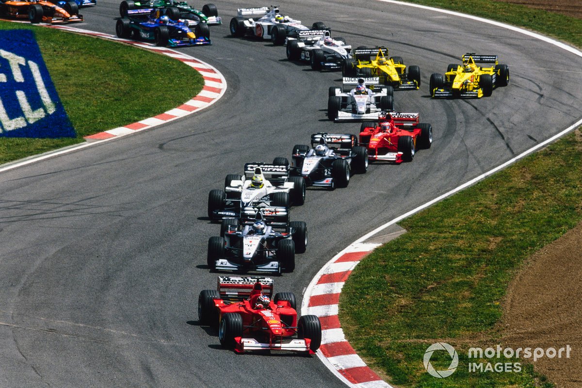Michael Schumacher, Ferrari F1-2000, dirige Mika Häkkinen, McLaren MP4-15 Mercedes, Ralf Schumacher, Williams FW22 BMW, David Coulthard, McLaren MP4-15 Mercedes, Rubens Barrichello, Ferrari F1-2000, Jacques Villeneuve, BAR 002 Honda, Jarno Trulli, Jordan EJ10 Mugen-Honda, au départ