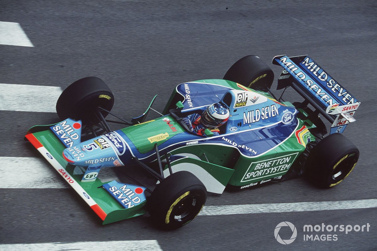 Michael Schumacher dans sa Benetton B194 Ford en route vers sa première pole position pour le GP de Monaco 1994.