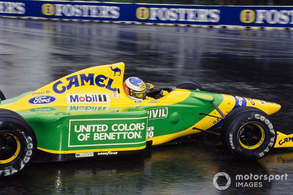 Schumacher pour la première fois en tête d'un GP et en passe de remporter le GP de Belgique en 1992.