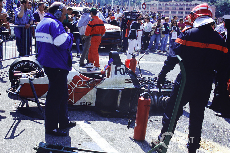 La voiture détruite d'Alex Caffi, Footwork FA12 Porsche
