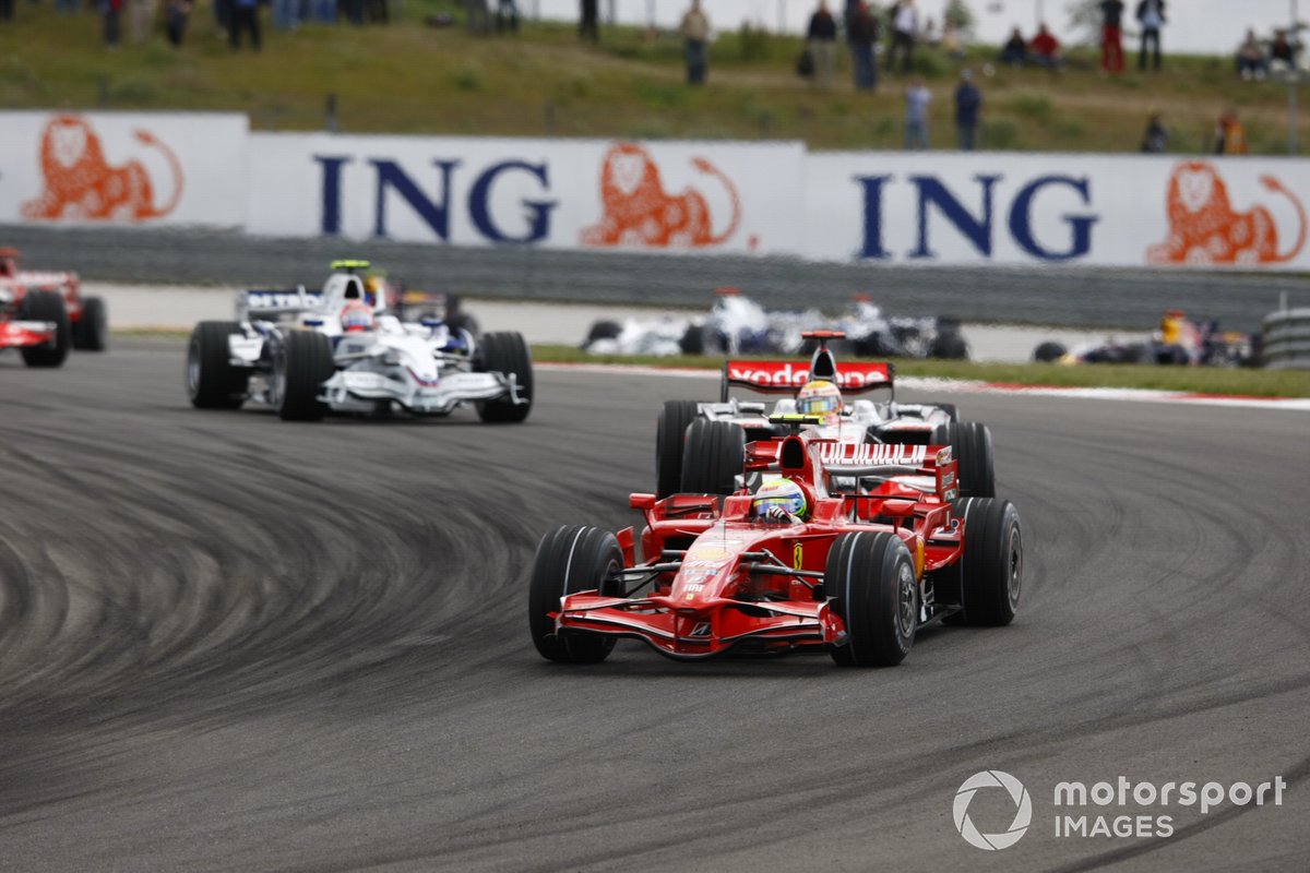 Felipe Massa, Ferrari F2008, mène Lewis Hamilton, McLaren MP4-23 Mercedes et Robert Kubica, BMW Sauber F1.08