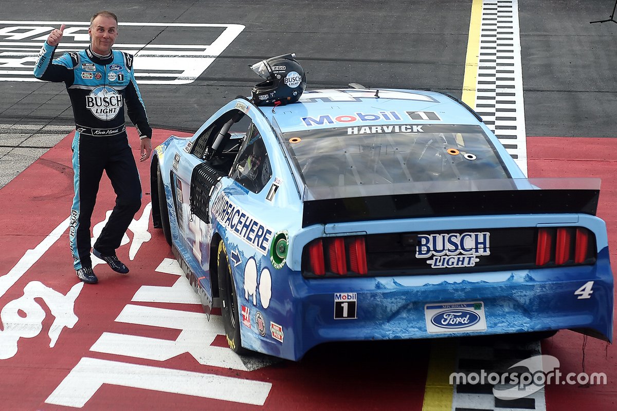 Vainqueur de la course Kevin Harvick, Stewart-Haas Racing, Ford Mustang