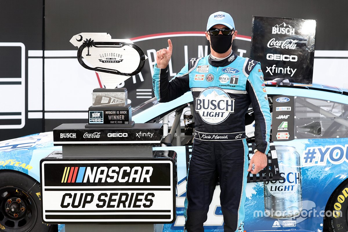 Vainqueur de la course Kevin Harvick, Stewart-Haas Racing, Ford Mustang