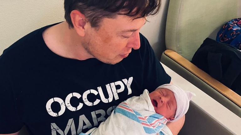 Elon Musk et son nouveau-né. Photo: @ elonmusk / Twitter