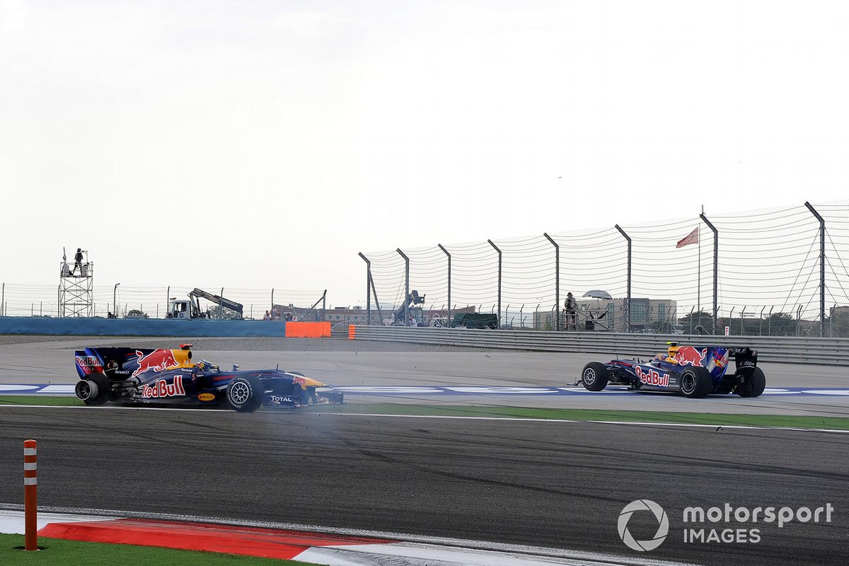   Mark Webber, Red Bull Racing RB6 Renault et Sebastian Vettel, Red Bull Racing RB6 Renault crash et spin