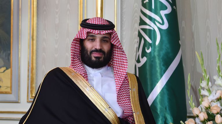 Le prince héritier d'Arabie saoudite Mohammed ben Salmane est photographié lors d'une réunion avec le président tunisien lors de son arrivée au palais présidentiel de Carthage, dans la banlieue est de la capitale Tunis, le 27 novembre 2018 (Photo de FETHI BELAID / AFP) (Crédit photo devrait lire FETHI BELAID / AFP / Getty Images)