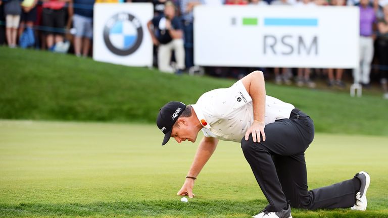 VIRGINIA WATER, ANGLETERRE - 21 SEPTEMBRE: Justin Rose d'Angleterre inspecte le positionnement de sa balle sur le 18e vert au cours de la troisième journée du Championnat BMW PGA au Wentworth Golf Club le 21 septembre 2019 à Virginia Water, Royaume-Uni. (Photo de Ross Kinnaird / Getty Images)