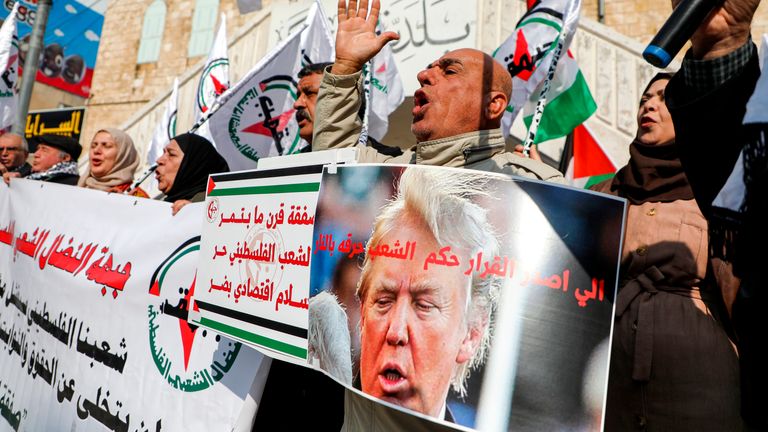 Les Palestiniens scandent des slogans alors qu'ils manifestent devant le siège du gouvernement local à Tulkarmm, à l'ouest de Naplouse en Cisjordanie occupée, le 28 janvier 2020 contre la proposition de plan de paix attendue du président américain Donald Trump. (Photo de Jaafar ASHTIYEH / AFP) (Photo de JAAFAR ASHTIYEH / AFP via Getty Images)