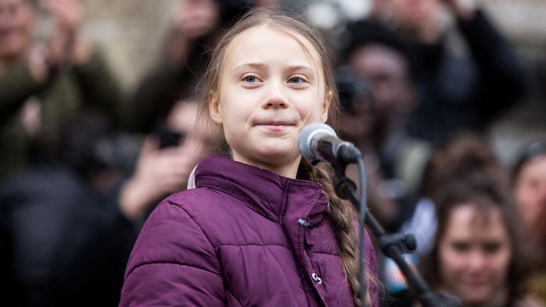 LAUSANNE, SUISSE - 17 JANVIER: la militante suédoise pour le climat Greta Thunberg s'adresse aux participants lors d'une manifestation contre le changement climatique le 17 janvier 2020 à Lausanne, en Suisse. La manifestation a lieu avant le prochain rassemblement annuel des dirigeants mondiaux au Forum économique mondial de Davos. (Photo par Ronald Patrick / Getty Images)