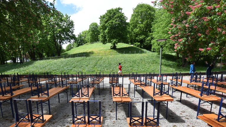 Des tables et des bancs d'un café en plein air fermé sont visibles à Munich, dans le sud de l'Allemagne, le 1er mai 2020, où la vie publique dans la ville est très limitée en raison de la pandémie de coronavirus COVID-19. (Photo par Christof STACHE / AFP) (Photo par CHRISTOF STACHE / AFP via Getty Images)