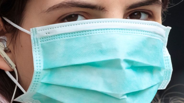 Photo de fichier en date du 17/03/20 d'une personne portant un masque facial. Le port de masques faciaux en public est un 