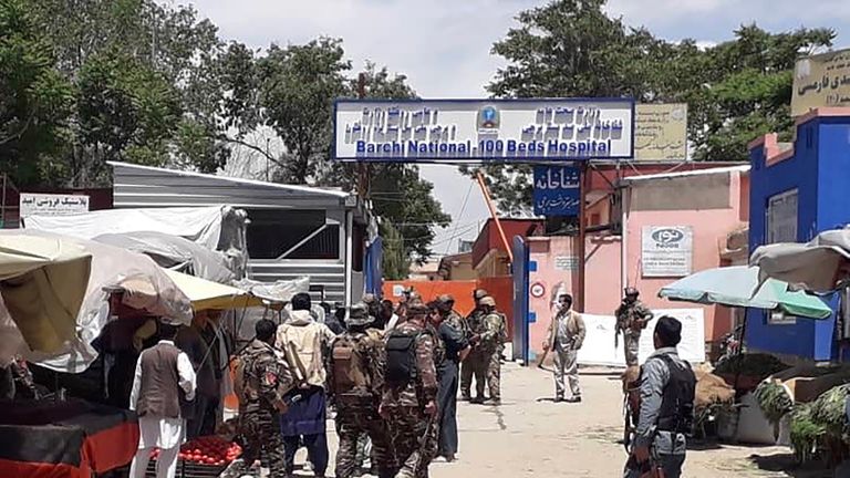 Des agents de sécurité afghans arrivent sur le site d'une attaque à l'extérieur d'un hôpital à Kaboul le 12 mai 2020. - Des hommes armés ont pris d'assaut un hôpital le 12 mai lors d'une attaque en cours dans la capitale afghane, Kaboul, ont déclaré un responsable du gouvernement et un médecin en fuite. (Photo par STR / AFP) (Photo par STR / AFP via Getty Images)