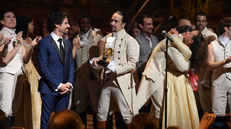 NEW YORK, NY - 15 février: directeur musical Alex Lacamoire et acteur, compositeur Lin-Manuel Miranda et casting de 
