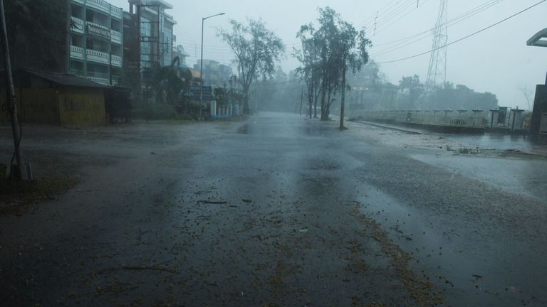 Une route déserte est vue avant l'atterrissage prévu du cyclone Amphan à Digha, au Bengale occidental, le 20 mai 2020. - L'Inde et le Bangladesh ont commencé à évacuer plus de deux millions de personnes le 18 mai alors qu'un cyclone se dirigeait vers leurs côtes, avec des officiels en course pour préparer des abris supplémentaires au milieu des craintes de contagion des coronavirus dans des refuges exigus. (Photo de Dibyangshu SARKAR / AFP) (Photo de DIBYANGSHU SARKAR / AFP via Getty Images)