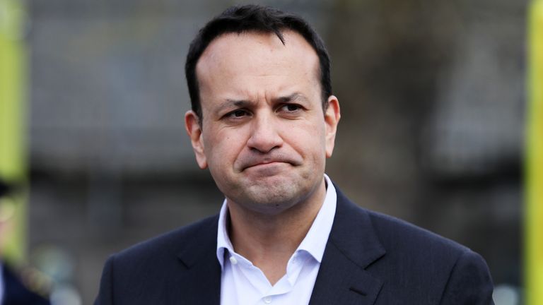 Le Taoiseach Leo Varadkar s'adresse aux médias lors d'une visite à la branche de défense civile de Dublin sur Wolfe Tone Quay pour recevoir un briefing sur la contribution des volontaires à la réponse de Covid-19.