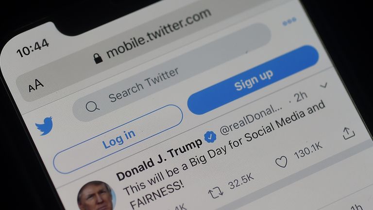 La page Twitter du président américain Donald Trump s'affiche sur un téléphone mobile le 28 mai 2020 à Arlington, en Virginie. - Trump devrait signer un décret le 28 mai 2020, après avoir menacé de fermer les plateformes de médias sociaux suite à la décision de Twitter d'étiqueter deux de ses tweets trompeurs. (Photo par Olivier DOULIERY / AFP) (Photo par OLIVIER DOULIERY / AFP via Getty Images)