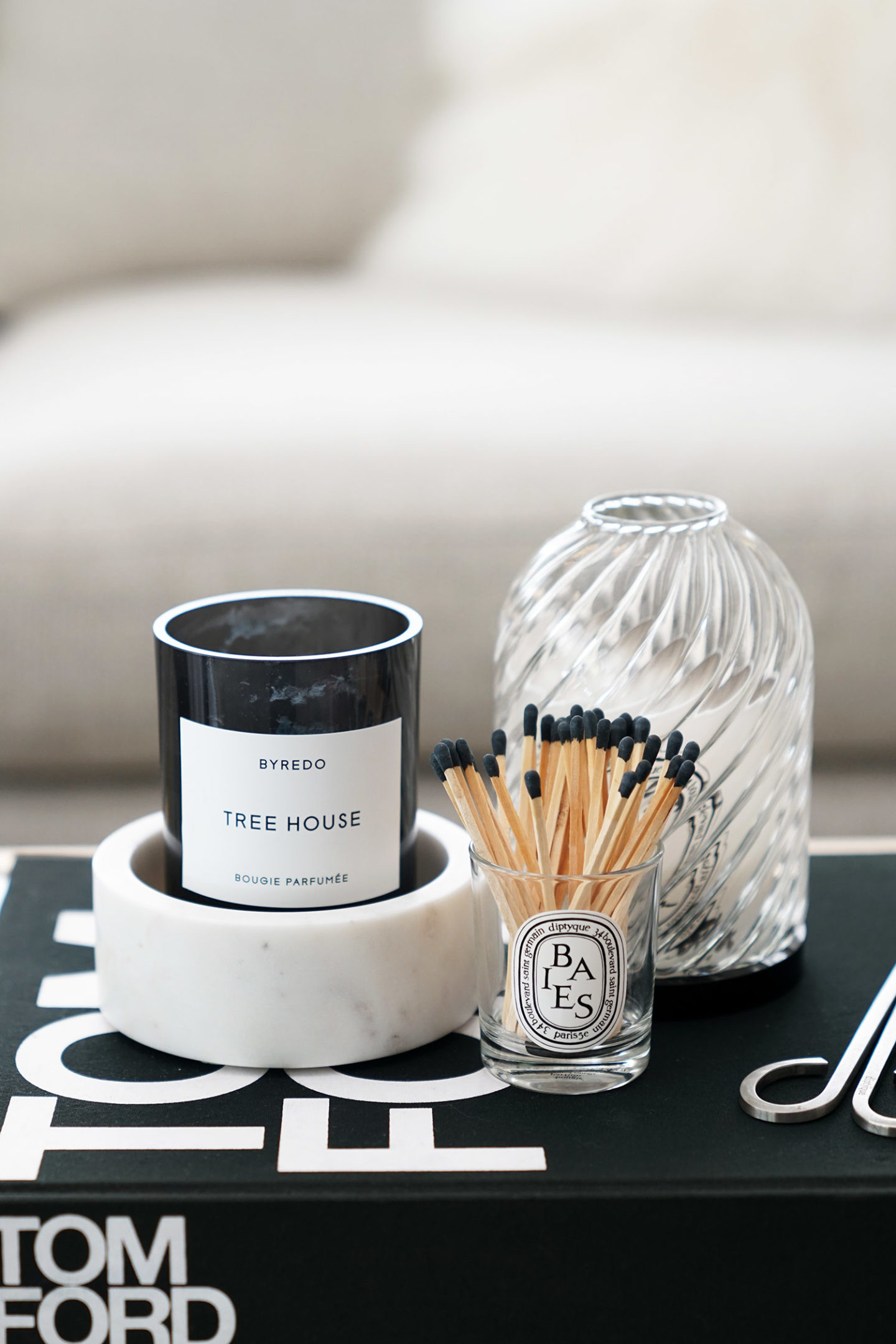 Bougie Byredo, dessous de verre en marbre, photophore Diptyque