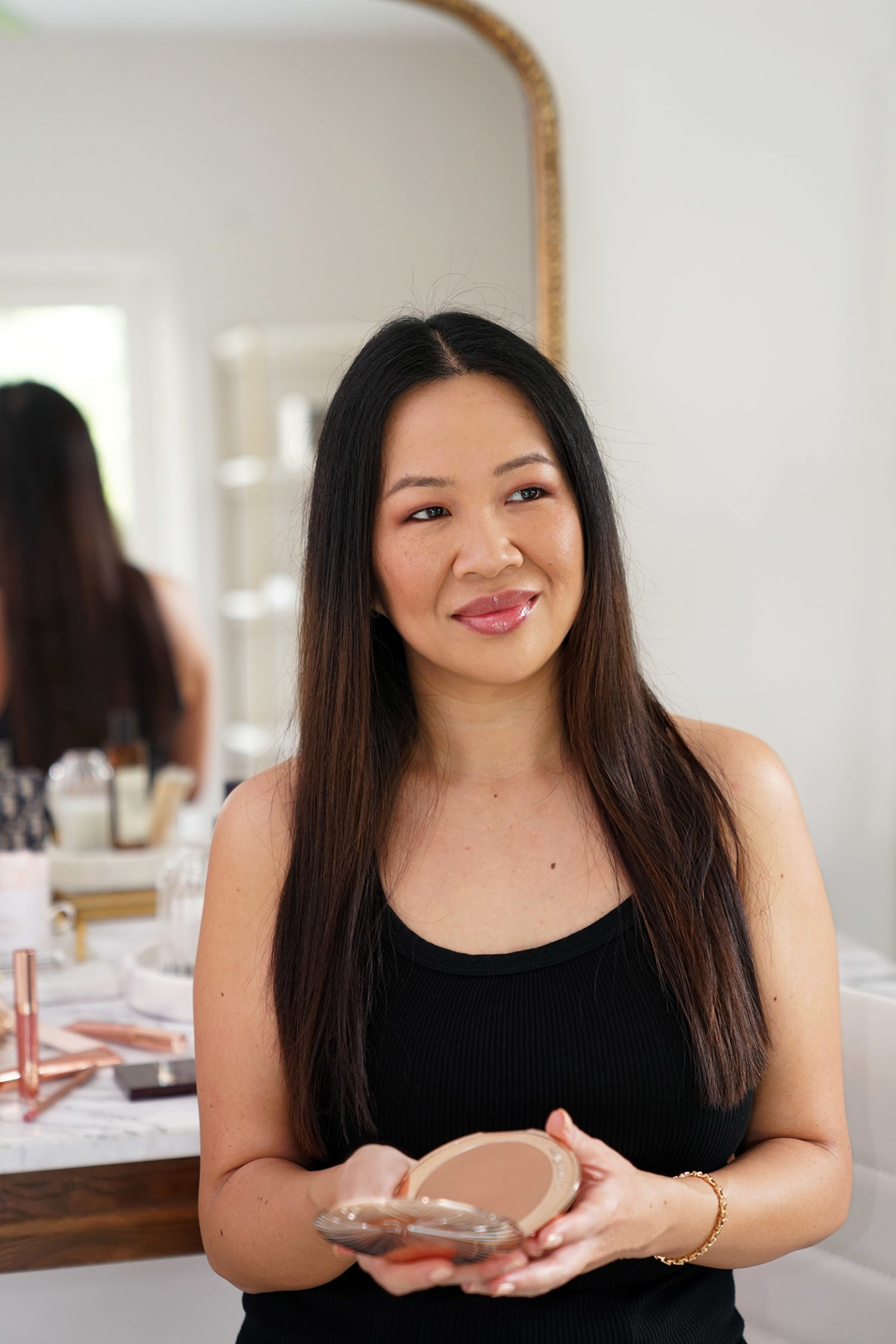 Bronzer aérographe Charlotte Tilbury en moyen | The Beauty Look Book