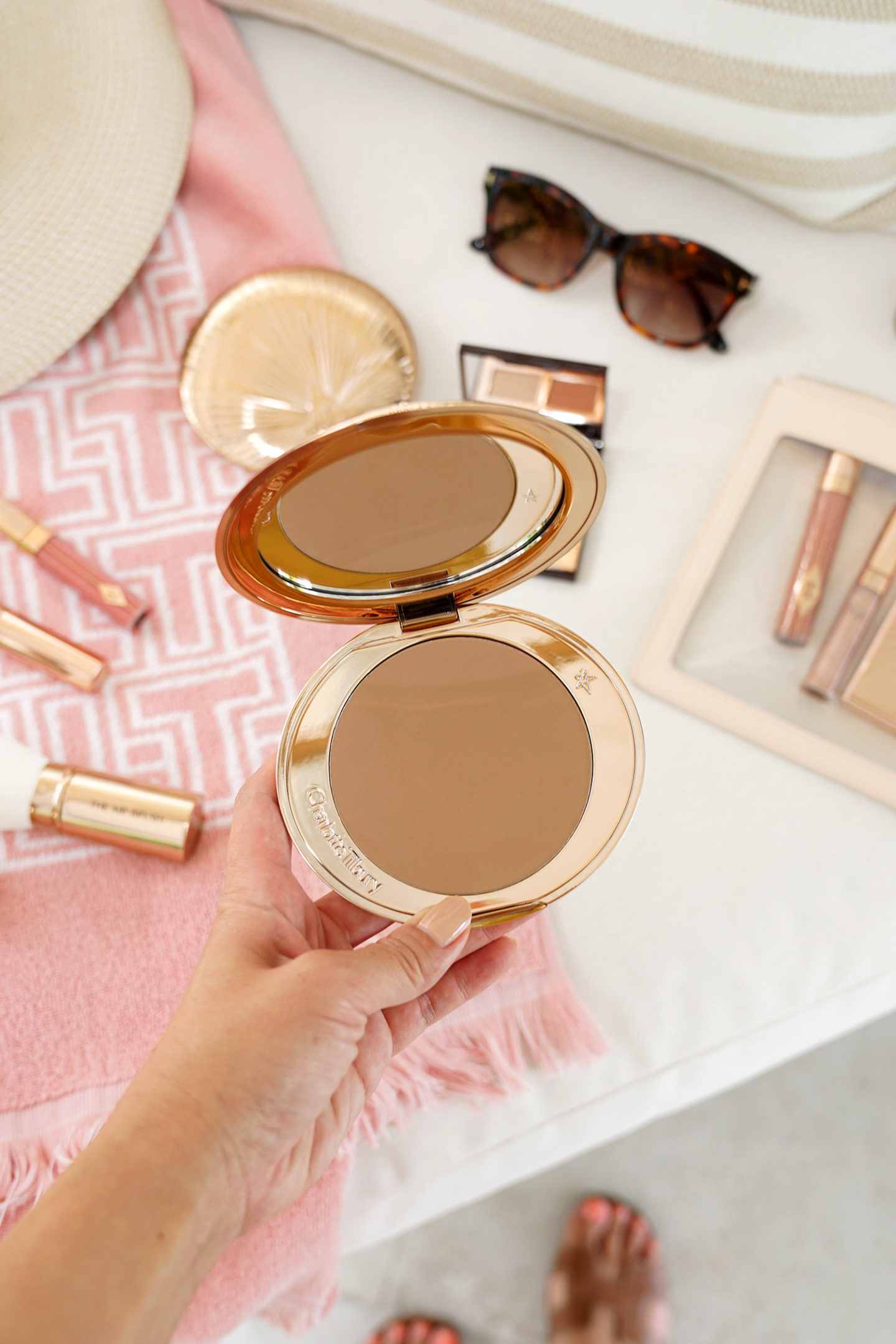Bronzer aérographe Charlotte Tilbury en moyen | The Beauty Look Book