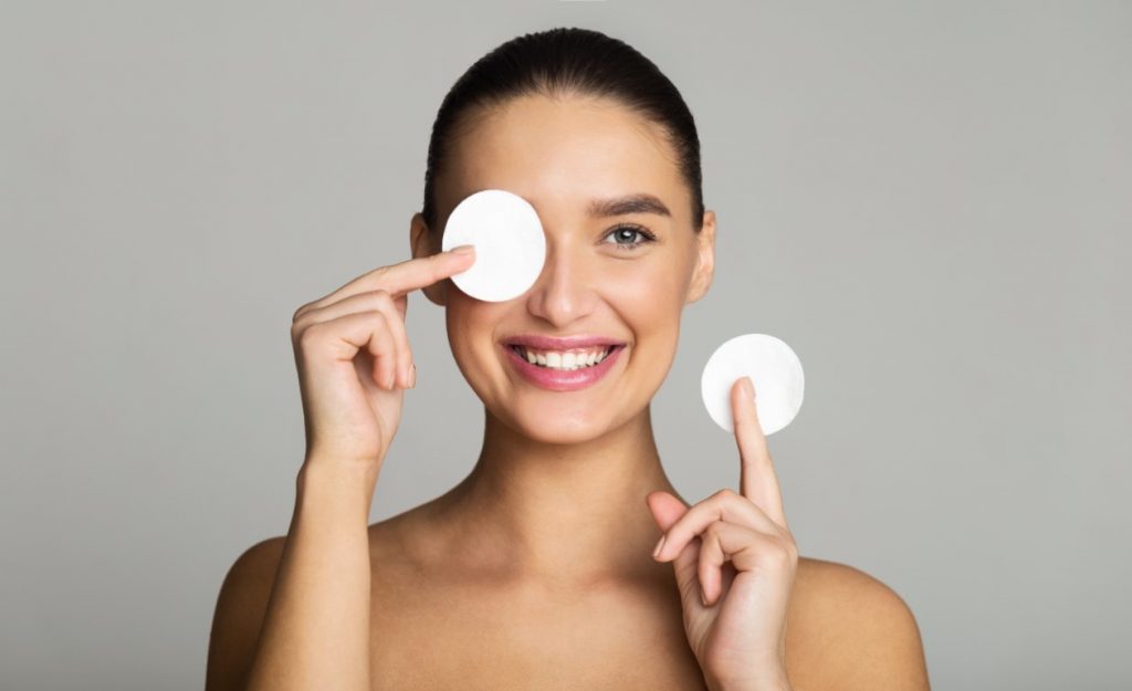 Comment se démaquiller : 7 conseils d'experts en cosmétiques