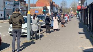 les gens font la queue devant Asda
