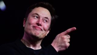 Elon Musk pointant son doigt