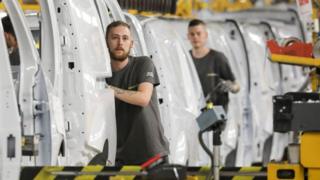 Les employés de l'usine travaillent sur une chaîne de montage automobile à l'usine Renault de Maubeuge