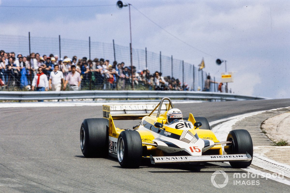 Alain Prost dans sa Renault RE30 en route vers sa première victoire en GP à Dijon-Prenois, France.