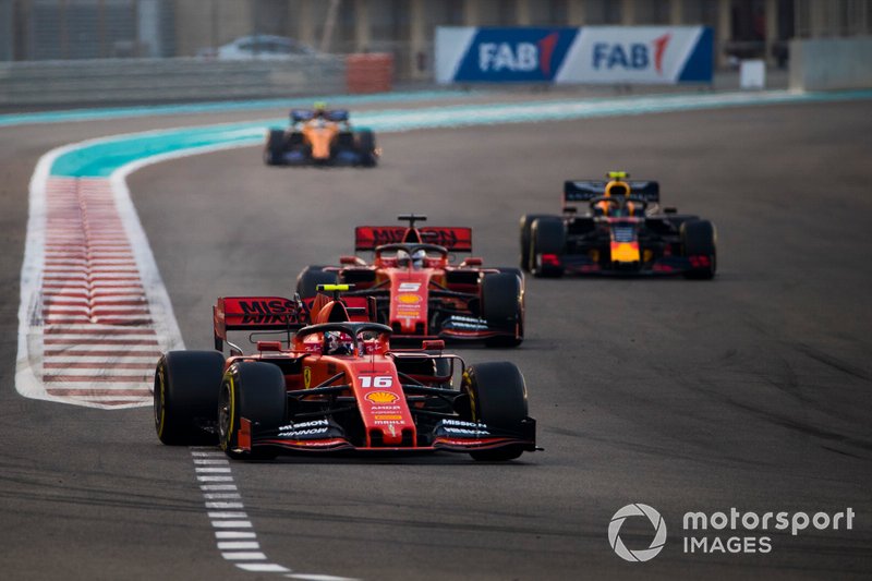 Charles Leclerc, Ferrari SF90, dirige Sebastian Vettel, Ferrari SF90, Alexander Albon, Red Bull RB15 et Carlos Sainz Jr., McLaren MCL34