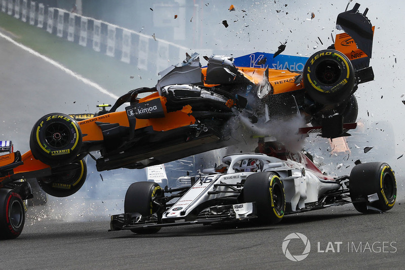Charles Leclerc, Sauber C37, Fernando Alonso, McLaren MCL33 entrent en collision au début de la course