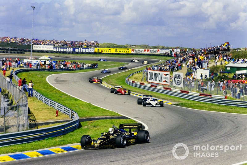 Elio de Angelis, Lotus 97T Renault, mène Marc Surer, Brabham BT54 BMW, Stefan Johansson, Ferrari 156/85, et Michele Alboreto, Ferrari 156/85