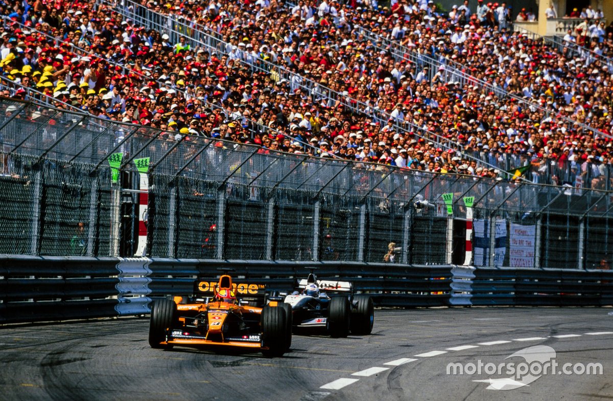 Enrique Bernoldi, Arrows A22 Asiatech mène David Coulthard, Mclaren MP4-16