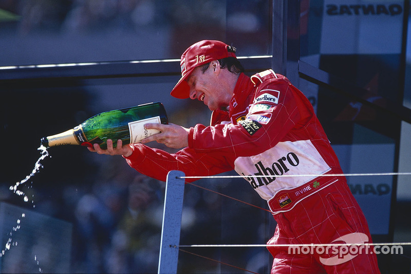 Podium: le vainqueur Eddie Irvine, Ferrari célèbre
