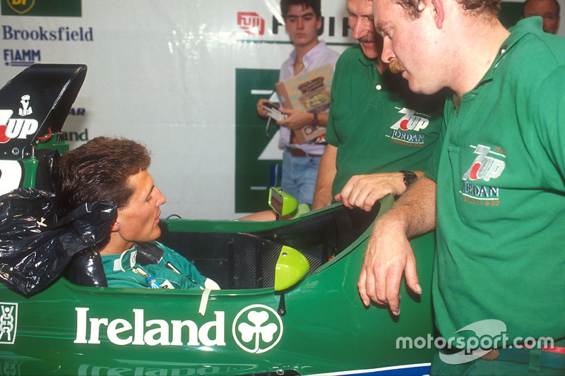 Michael Schumacher complète un ajustement de siège dans la Ford Jordan 191 pour ses débuts.