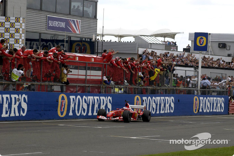 Rubens Barrichello et les membres de l'équipe Ferrari célèbrent la victoire