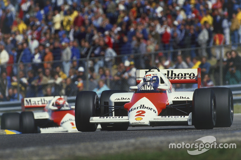 Alain Prost mène Niki Lauda, ​​McLaren MP4 / 2B TAG Porsche