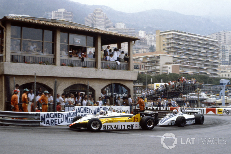 Alain Prost, Renault RE30B, dirige Riccardo Patrese, Brabham BT49D-Ford