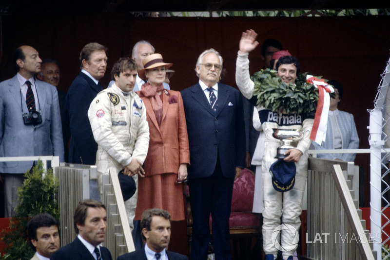 Podium: Riccardo Patrese, vainqueur de la course, Brabham BT49D-Ford Cosworth, troisième place (plus tard cinquième place) Elio de Angelis, Lotus 91-Ford Cosworth, Princess Grace et Prince Rainier