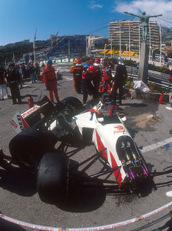 La voiture détruite d'Alex Caffi, Footwork FA12 Porsche