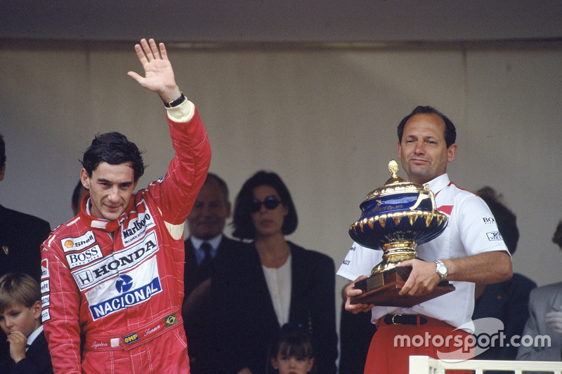 Ayrton Senna, McLaren Honda, 1ère position avec le patron de l'équipe Ron Dennis, podium