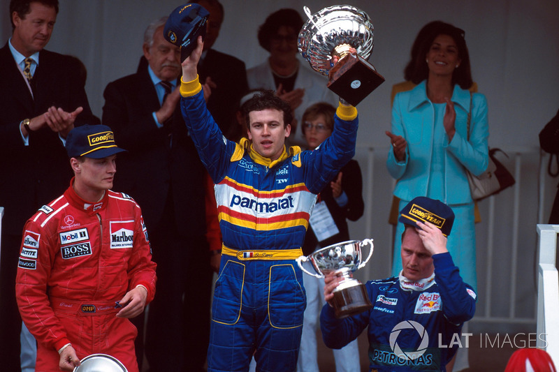 David Coulthard, Olivier Panis et Johnny Herbert sur le podium de Monaco 1996