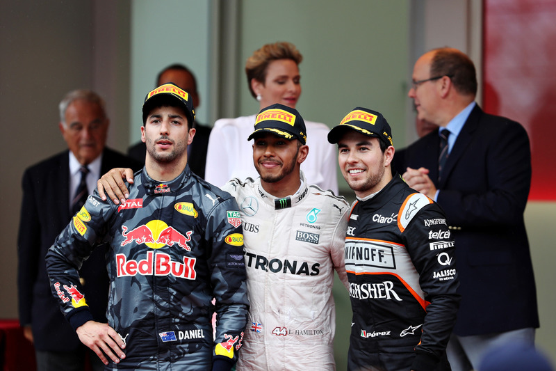 Les trois premiers, Lewis Hamilton, Mercedes AMG F1, Daniel Ricciardo, Red Bull Racing et Sergio Perez, Force India sur le podium