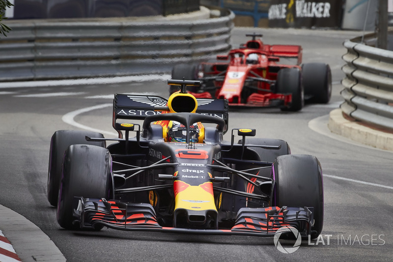 Daniel Ricciardo, Red Bull Racing RB14, mène Sebastian Vettel, Ferrari SF71H