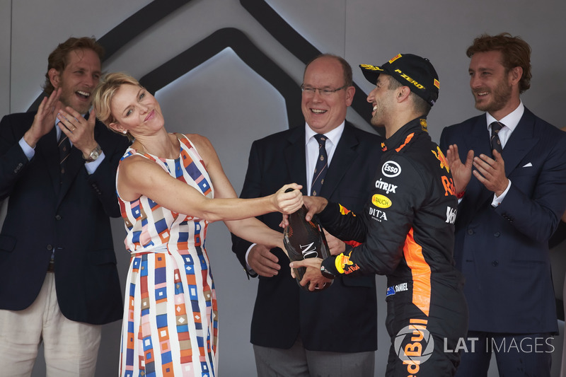 La princesse Charlene et le Prince Albert de Monaco avec le vainqueur de la course Daniel Ricciardo, Red Bull Racing, sur le podium