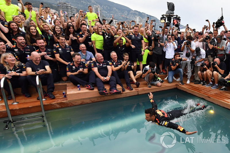 Vainqueur de la course Daniel Ricciardo, Red Bull Racing célèbre dans la piscine de la Red Bull Energy Station