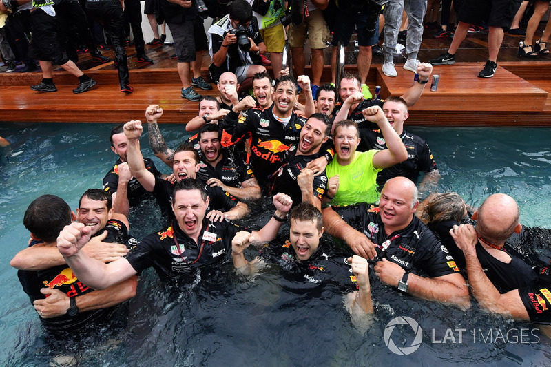 Vainqueur de la course Daniel Ricciardo, Red Bull Racing fête avec l'équipe de la piscine de la Red Bull Energy Station