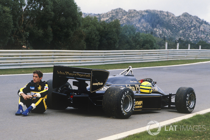 Ayrton Senna, Lotus 97T attend d'être récupéré après une panne dans la pratique