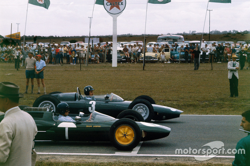 Graham Hill, BRM P57 et Jim Clark, Lotus 25 Climax