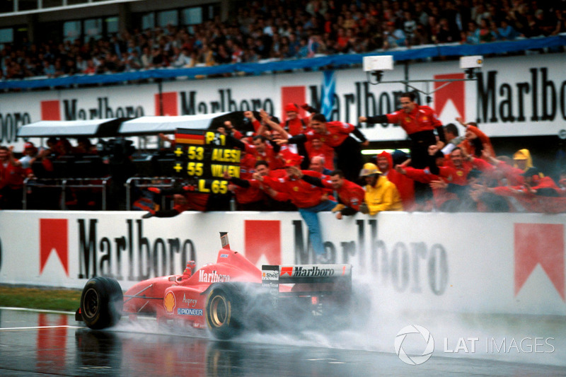 Gagnant Michael Schumacher, Ferrari F310 prend le drapeau