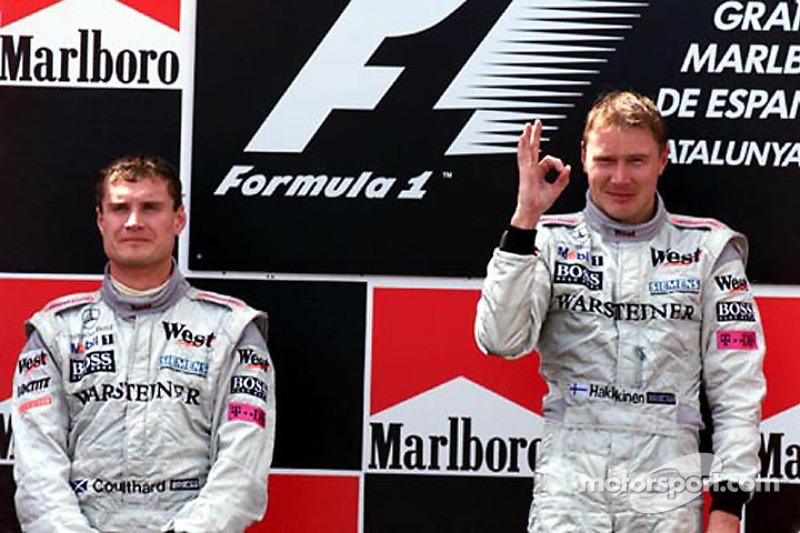 Podium: vainqueur de la course Mika Hakkinen, deuxième place David Coulthard